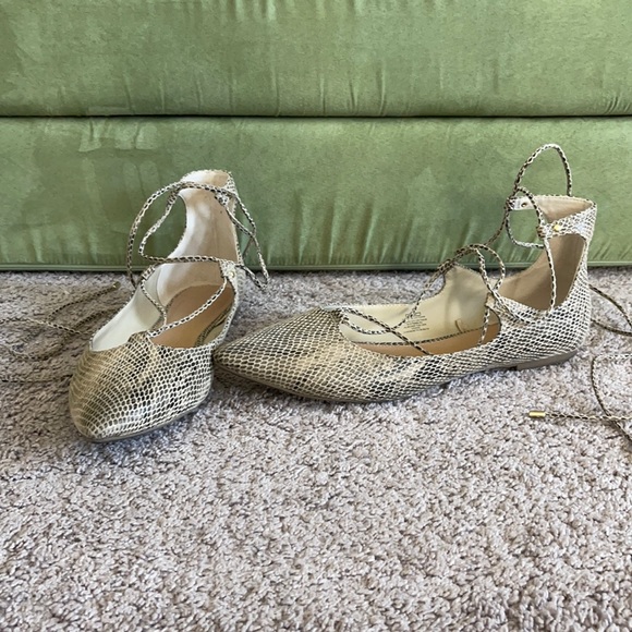 Old Navy Pointed toe tie up flats - Picture 1 of 4
